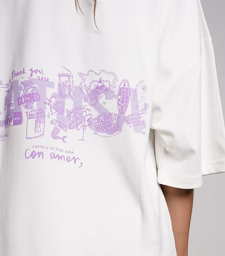 Camiseta oversize color crema estampado morado