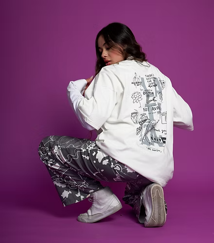 Camiseta oversize color crema estampado Gris