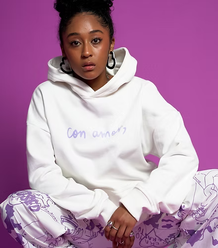 Hoddie color marfil con estampado Morado