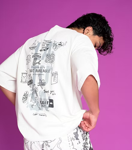 Camiseta oversize color crema estampado Gris