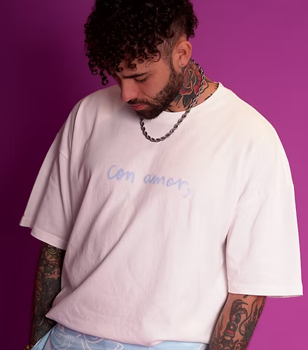 Camiseta oversize color crema estampado azul