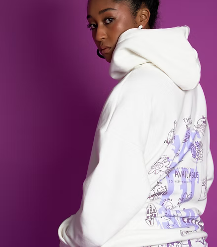 Hoddie color marfil con estampado Morado