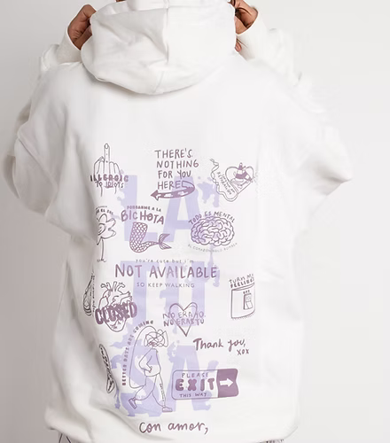 Hoddie color marfil con estampado Morado