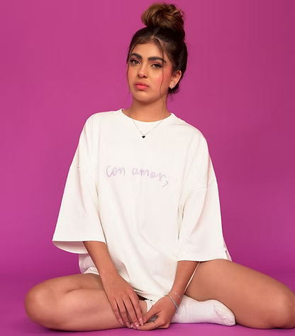 Camiseta Oversized color crema estampado morado