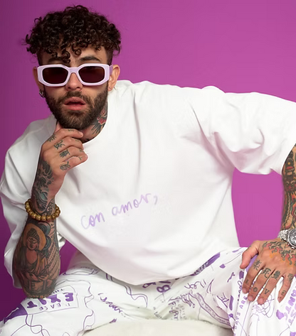 Camiseta Oversized color crema estampado morado