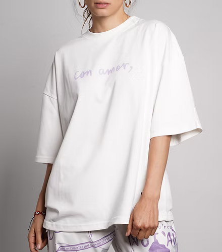 Camiseta oversize color crema estampado morado