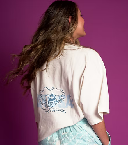 Camiseta oversize color crema estampado azul